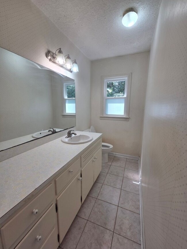 Building Photo - $2,300 - 4 Bedroom 2.5 Bathroom Unfurnished House in Forest Hills