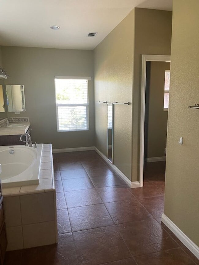 Building Photo - Wine Country awaits