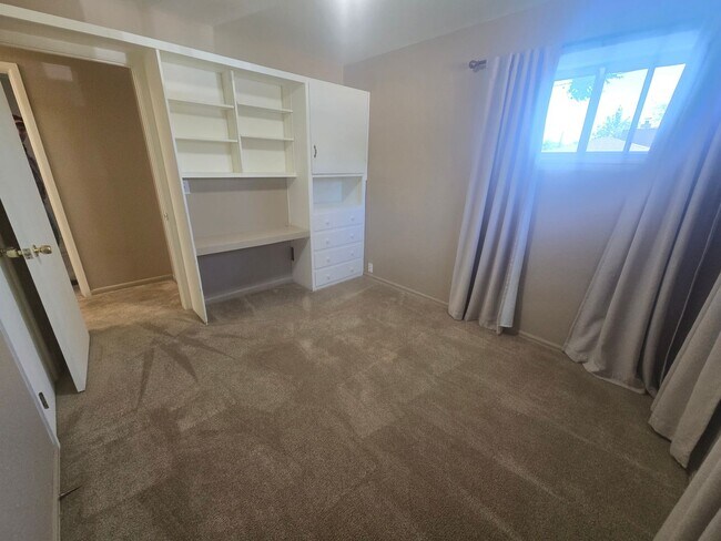 Building Photo - Rural 3 Bedroom Home in Fort Collins with Attached Garage and HUGE Yard Now Available! NO HOA!