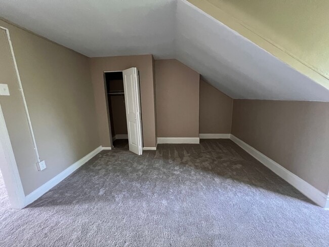 Building Photo - Pittsburgh - 6 Bedroom 1.5 Bathroom - For rent