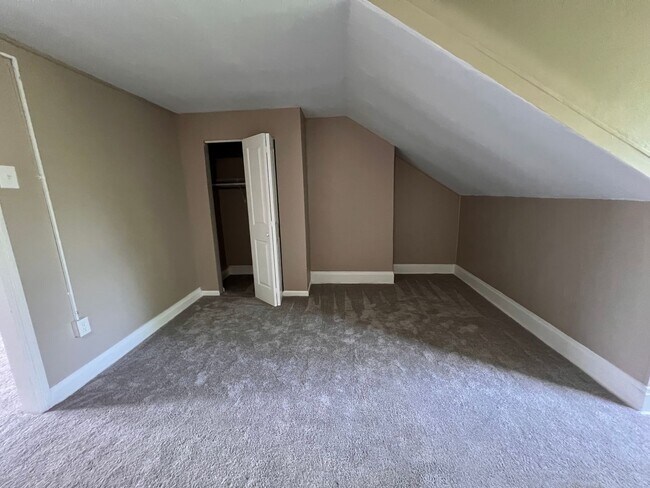 Building Photo - Rare 6 Bedroom Rental in Pittsburgh – Modern Updates & Room for Everyone!
