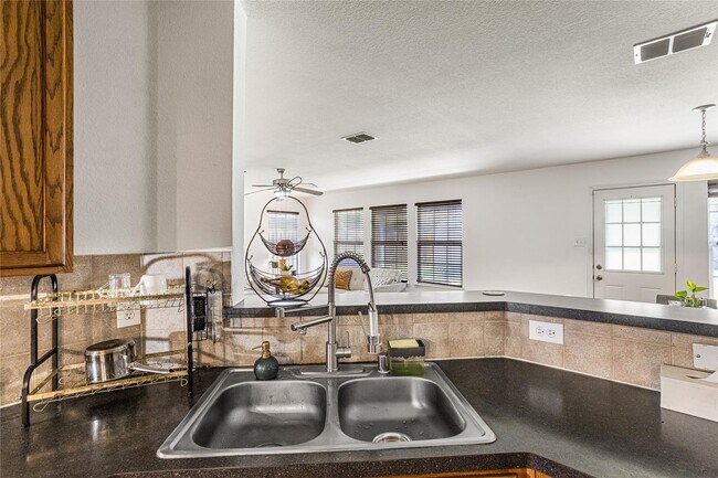 Building Photo - Spacious 3 Bedroom, 2.5 Bath Home Ready fo...