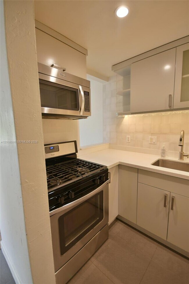 Building Photo - 6884 N Kendall Dr