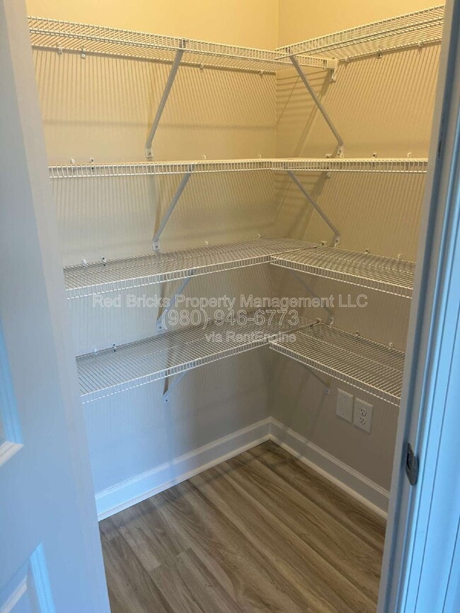 Building Photo - 1816 Braemar Vlg Dr