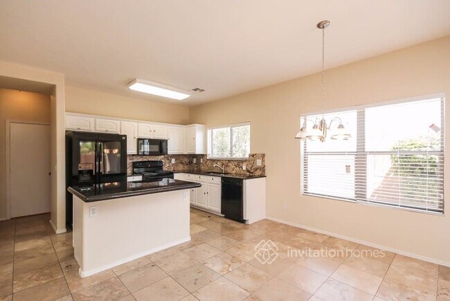 Building Photo - 2322 E Spruce Dr