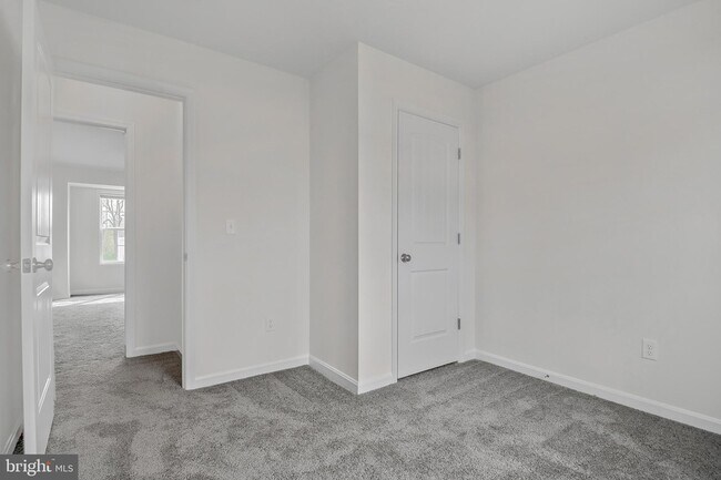 Building Photo - 2639 Maplewood Cir