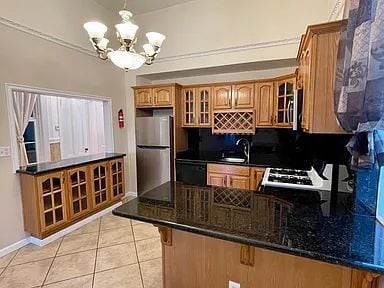Building Photo - "Charming 2-Bed, 2-Bath Haven in the Heart of San Francisco!"