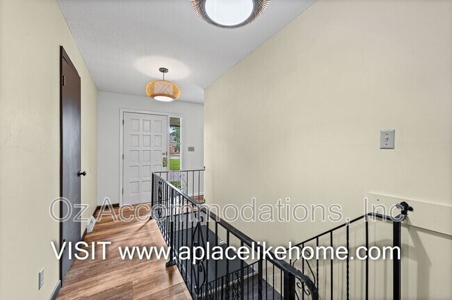 Building Photo - 608 E 78th St