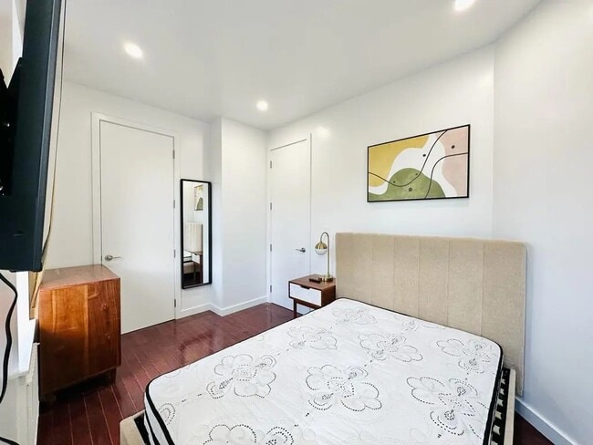 Building Photo - Furnished room/NOT APARTMENT