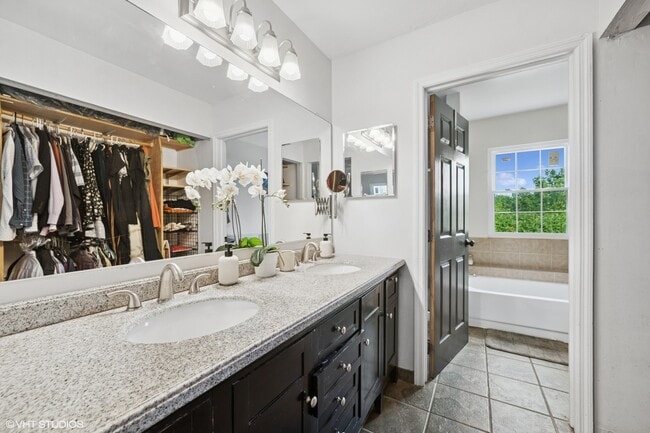 Building Photo - 627 Ascot Ln