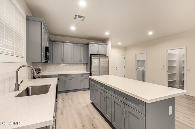 Building Photo - 129 W Latona Rd
