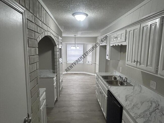 Building Photo - 7918 E 77th St