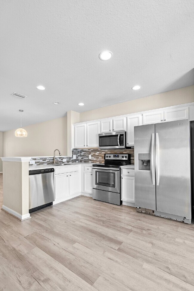 Building Photo - **NEWLY REMODELED ** MAINTENANCE FREE TOWNHOME/ NO APPLICATION FEES**