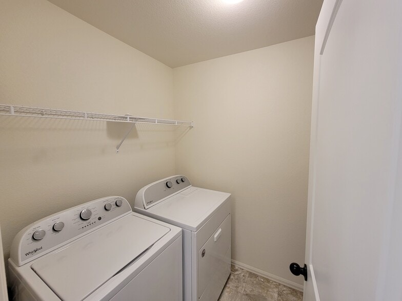 Building Photo - 2067 Moon Rise Dr