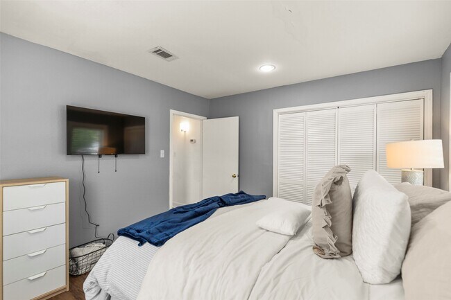 Building Photo - 5808 Community Dr