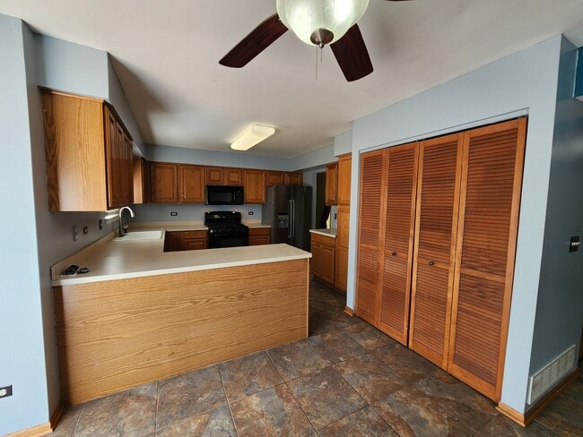 Building Photo - 5512 Stonybrook Dr