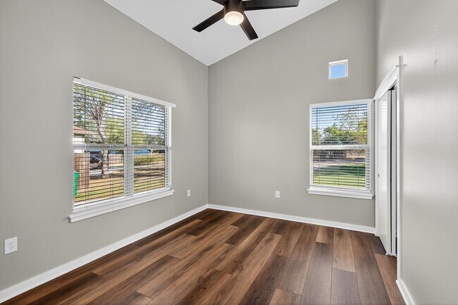 Building Photo - 4305 Oak Park Dr