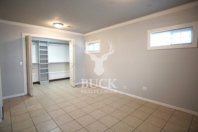 Building Photo - 211 E Harmon Dr