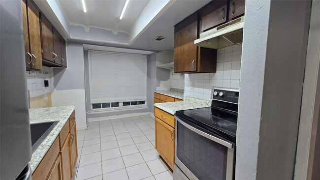 Building Photo - 7913 Grove Ridge Dr