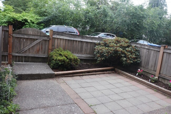 Building Photo - Beautiful 2 Bed/2 Bath Townhouse in Pinehu...