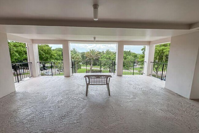 Building Photo - 2751 N Palm Aire Dr