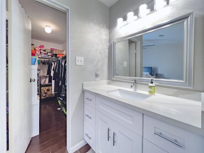 Building Photo - 3506 Cove View Blvd