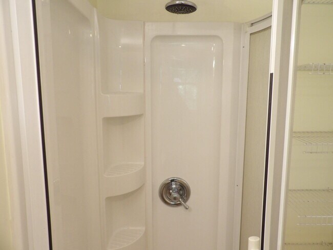 Building Photo - 102 Cedar Dr