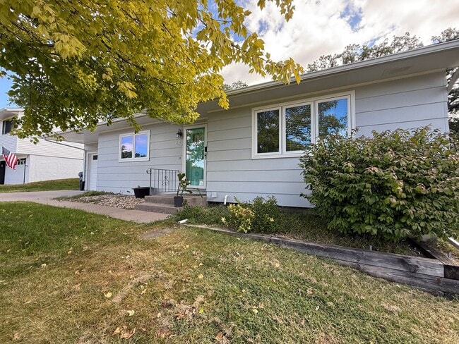 Building Photo - Charming 3 Bed, 1 Bath Home in Quiet Bette...