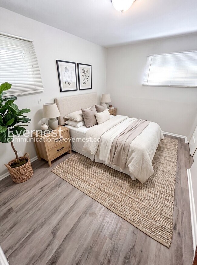 Building Photo - 3 Bed/1 Bath Home with Fenced Yard / Pet-Friendly / Vouchers Accepted / Coming Soon!