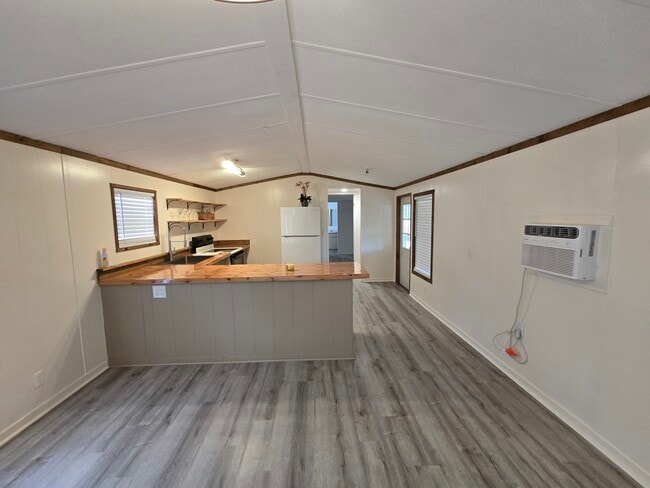 Building Photo - 960 N Rock Crusher Rd