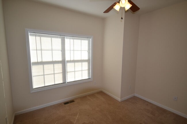 Building Photo - Modern 2 bedroom Apartment with One-Level Living