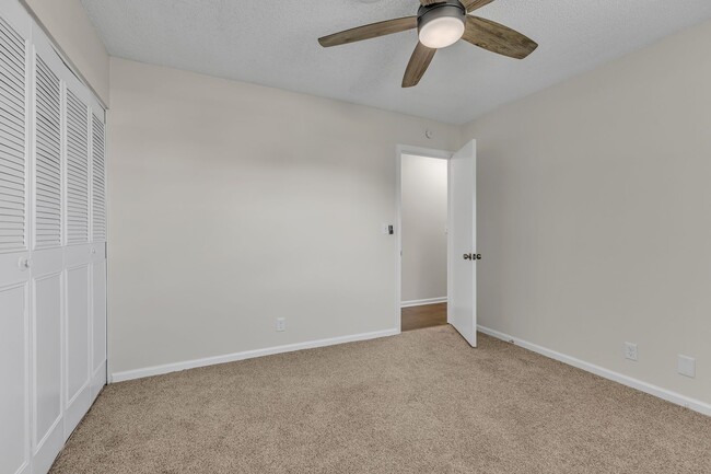 Building Photo - Brentwood/Crieve Hall end unit Condo -avai...