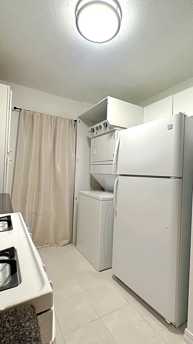 Refridgerator & Washer/ Dryer (Gas Appliance) - 91-1058 Kekuilani Loop