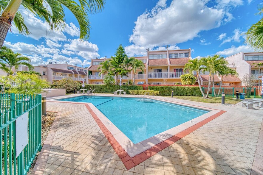 Building Photo - 840 SW 105th Ave