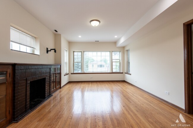 Building Photo - 3301 N Kilbourn Ave