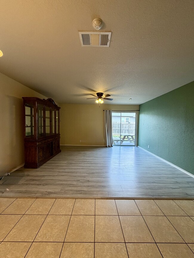 Building Photo - 419 Dolly Dr