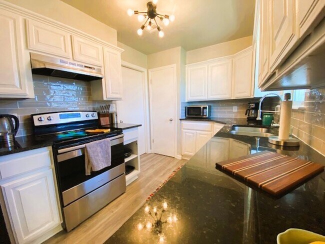 Building Photo - 1100 Elmhurst St