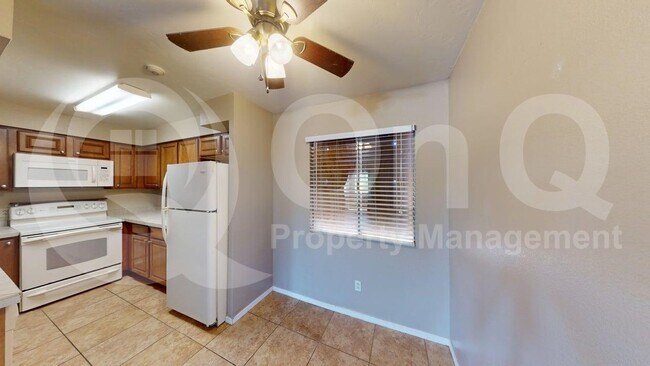 Building Photo - 1810 E Blacklidge Dr