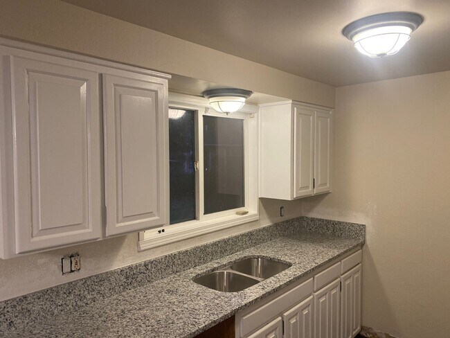 Building Photo - 4 Bedroom, 2 Bathroom House with Large Fen...