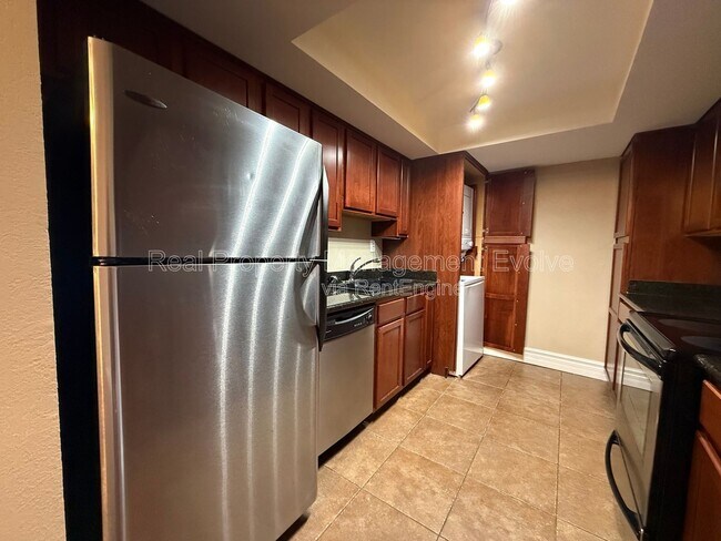 Building Photo - 3825 E Camelback Rd