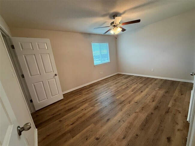 Building Photo - 334 TX-332 Loop