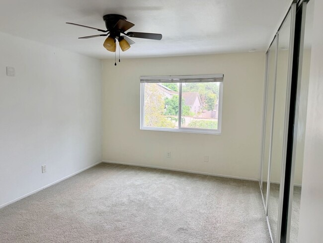 Building Photo - Updated 2 Bedroom Home with Garage & Community Amenities