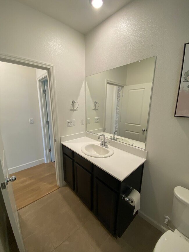 Building Photo - Beautifully upgraded Rocklin 4 Bedroom Home with Owned 15 Panel 5kwh Solar!