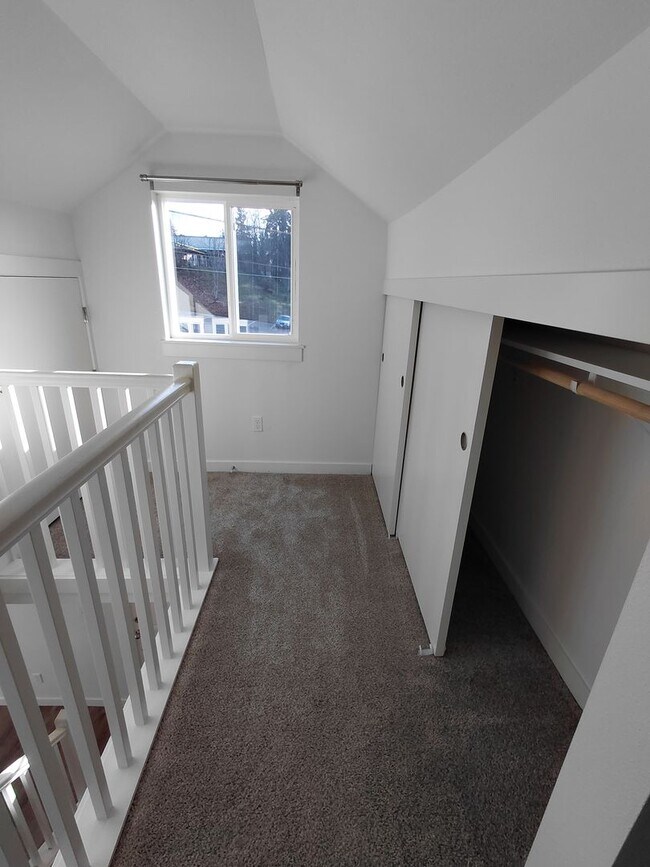 Building Photo - Cozy updated 1 bedroom with rooftop deck