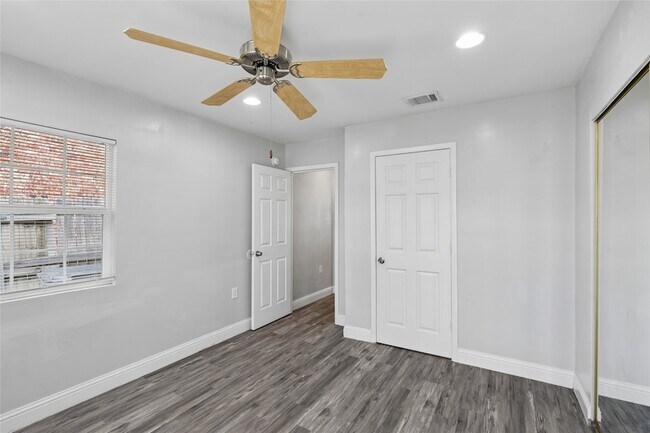 Building Photo - 313 E Mitchell - Unit B St