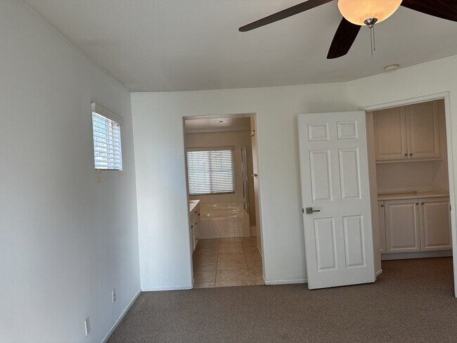 Building Photo - "Charming 3-Bedroom Riverside Retreat with 2.5 Baths – 1598 Sq Ft of Comfort on Winterberry Drive!"