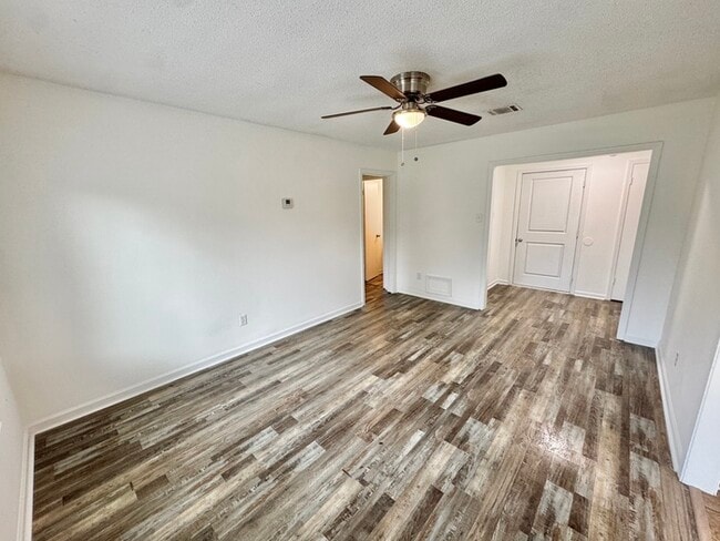 Building Photo - 3804 Walsingham Dr