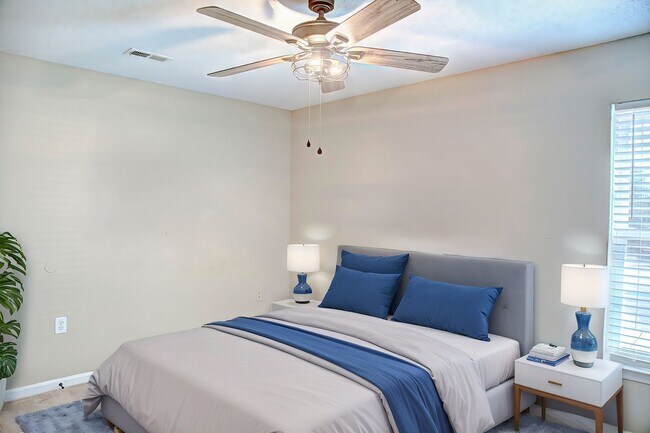 Building Photo - Who doesn't love  high speed internet, cable, water, sewer, trash & pest control included with th...