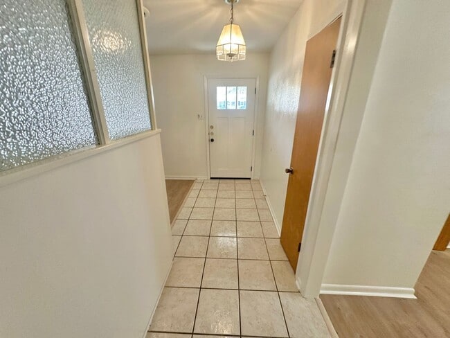 Building Photo - AVAAILABLE NOW !!