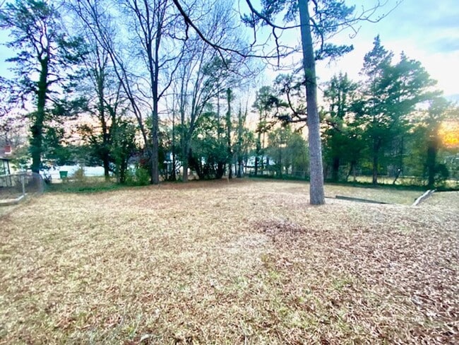 Building Photo - Established quiet neighborhood -3 bed,2 ba...